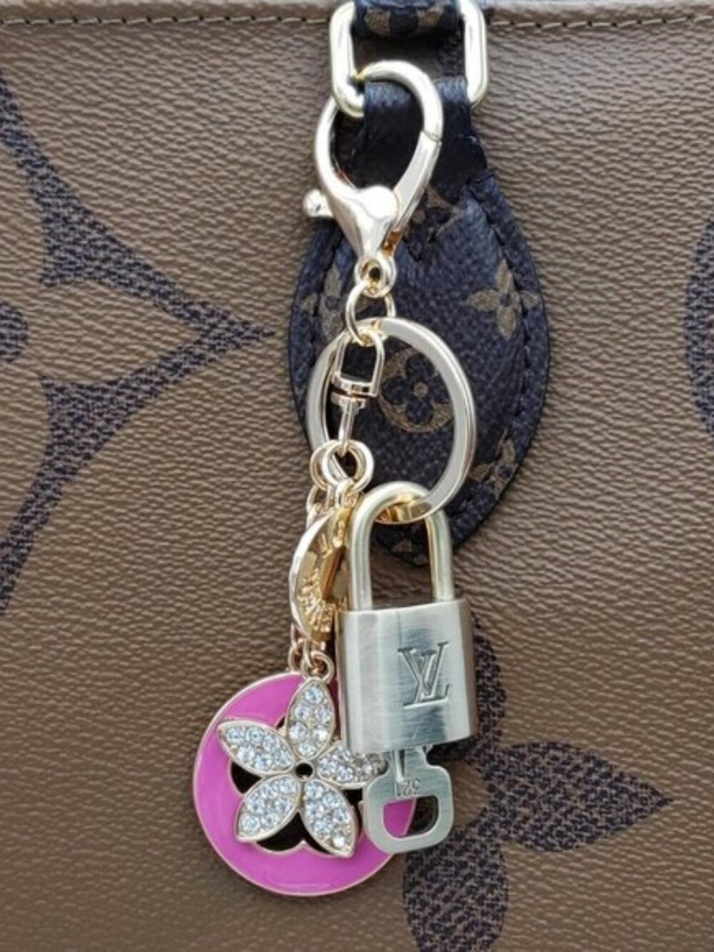LV Gold Padlock Authentic 🔑 Luxury Bag Charm w/ Unbranded Flower Keychain - Picture 2 of 8